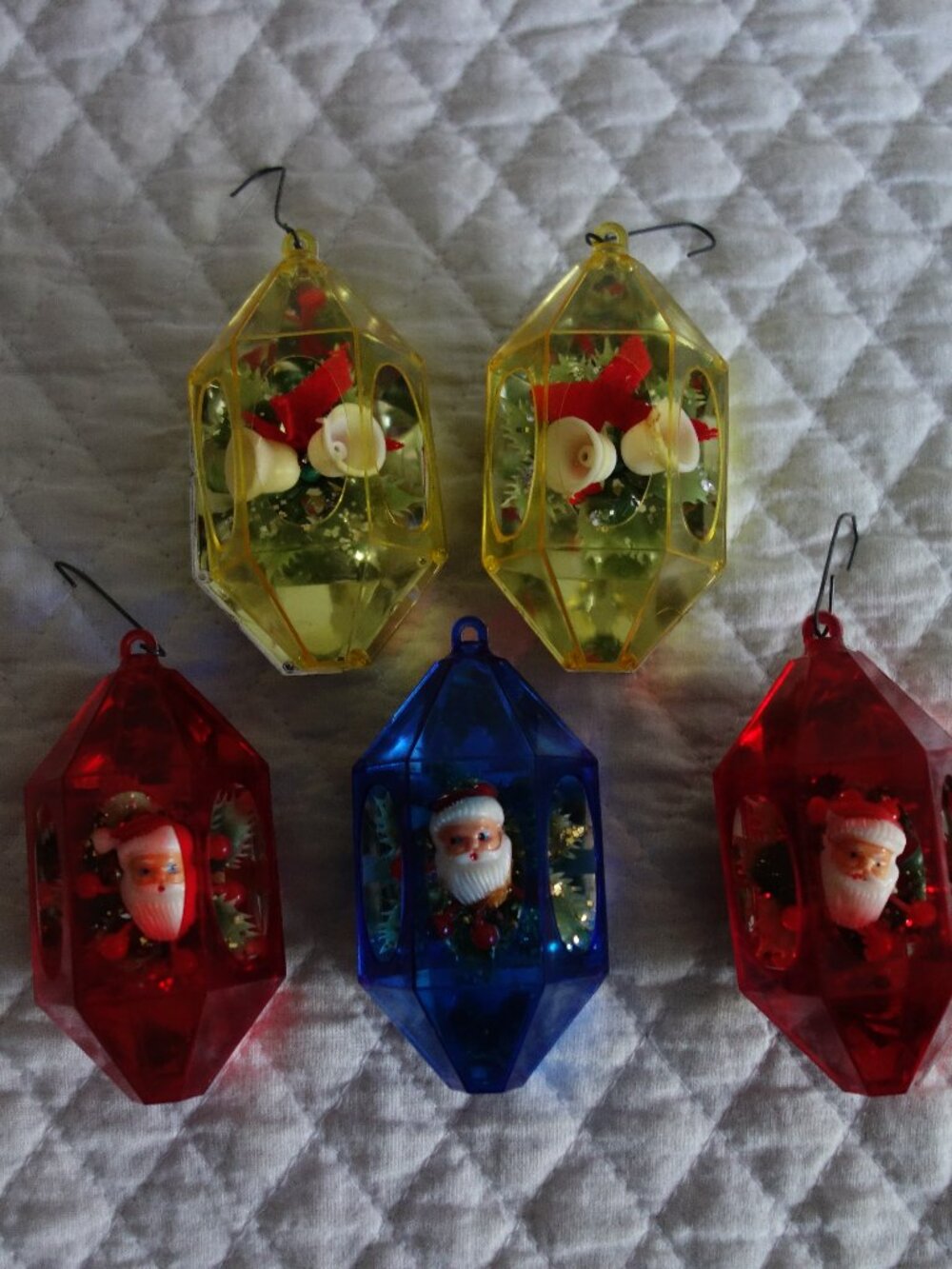 Vntg – Lot of 5 - 60’s Jewel Brite Diorama Christmas Ornaments – Santa / Wreath